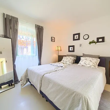 Vibrant And Elegant Downtown Krk - One Bedroom * 克尔克