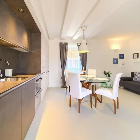 Vibrant And Elegant Downtown Krk - One Bedroom Apartament *