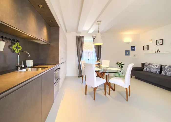 Vibrant And Elegant Downtown Krk - One Bedroom Lejlighed *