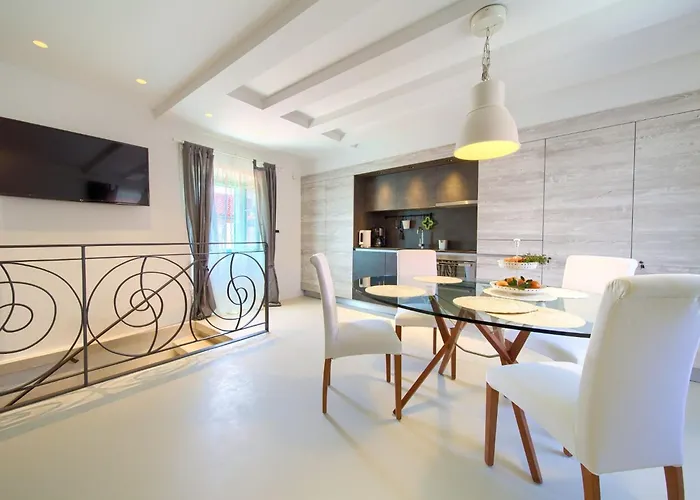 Vibrant And Elegant Downtown Krk - One Bedroom Lejlighed